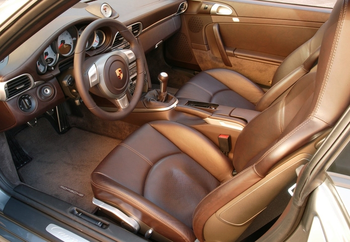 Un habitacle sobre, bien fait et aux sièges confortables pour la Porsche 997. Mais ici, le cuir intégral et le régulateur de vitesse, notamment, restent en option.