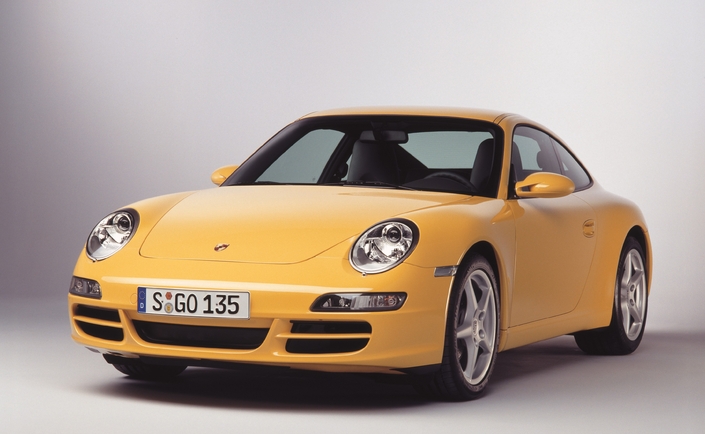 En 2004, la Porsche 997 corrige les défauts de sa devancière 996, notamment en récupérant un vrai regard de 911 avec ses projecteurs ronds.