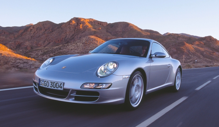 Au volant, la Porsche 997 Carrera 4S est un pur régal, d'abord par son moteur exceptionnel, ensuite par son châssis très précis et communicatif. Mais gare à ses réactions à la limite !