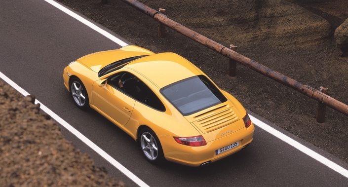 A l'arrière, la Porsche 997 arbore de nouveaux feux, plus fins que ceux de la 996. Soigné, le Cx descend à 0.29.