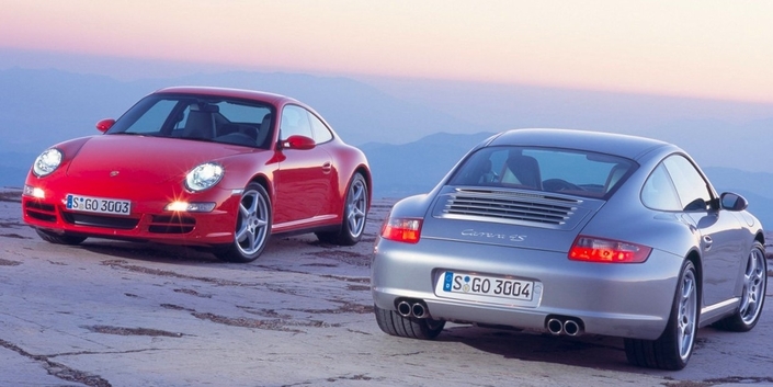A droite, la 4S constitue la version la plus aboutie des Porsche 997 Carrera dès 2004. 