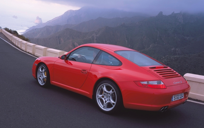 D'emblée, la Porsche 997 est proposée en Carrera S, poussée de 325 ch à 355 ch et signalée par des doubles sorties d'échappement, voire ses jantes de 19 pouces.