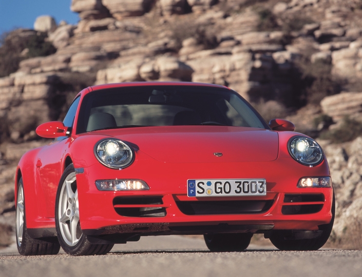 En Carrera 4 (4 roues motrices), la Porsche 997 se signale par ses ailes arrière élargies. Ici en 2004.