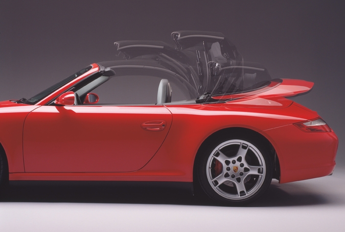 Dès 2005, la Porsche 997 se décline en un cabriolet dont la capote (électrique) se déploie en 20 secondes.