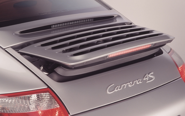 L'aileron arrière de la Porsche 997, ici en 2004, se déploie automatiquement à 120 km/h.