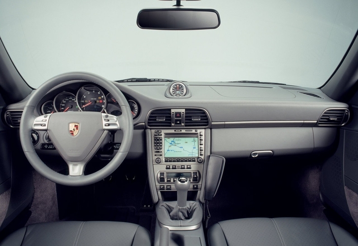 Le tableau de bord de la Porsche 997 affiche une bien meilleure finition que celui de la 996, ainsi qu'un dessin plus élégant.