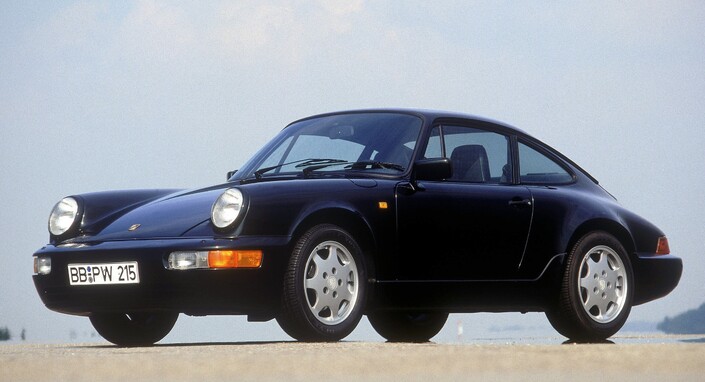 Révélée fin 1988, la Porsche 964 Carrera 4 progresse fortement face à la Carrera 3.2, par son Cx (0.32 contre 0.39) et surtout sa sécurité active (4 roues motrices, ABS)...