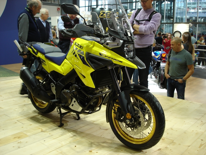 Suzuki V-Strom 1050 XT : le V-Strom prend des faux airs de gros DR - En direct du salon de Milan 2019