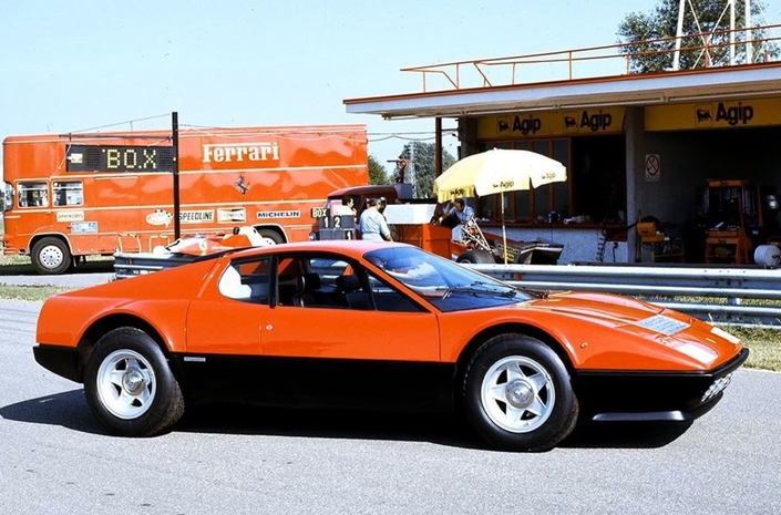 En 1976, la Ferrari BB devient 512 en adoptant un moteur 5,0 l et une voie arrière élargie. Les feux et sorties d'échappement passent de six à quatre.