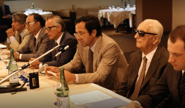A la droite d'Enzo Ferrari, Mauro Forghieri, concepteur du 12-cylindres à plat, quelque part dans les années 70.