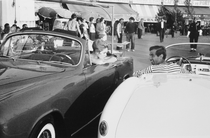 Rencontre avec Roger Vadsim sur le port de Saint-Tropez entre une Simca Week-End et une Lancia Aurelia.