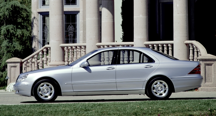 Face à la Classe S W140, la W220, ici en 1998, réduit sa longueur de 7,5 cm. Elle profite aussi d'un remarquable Cx de 0.27.