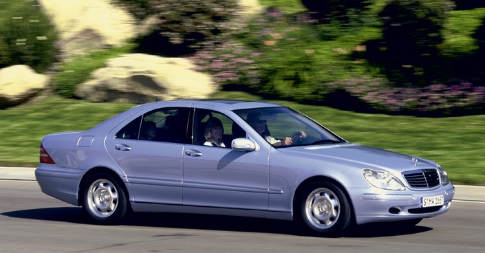 Extrêmement confortable, la Mercedes S320 W220 propose un comportement routier bien plus dynamique qu'on ne l'imagine.