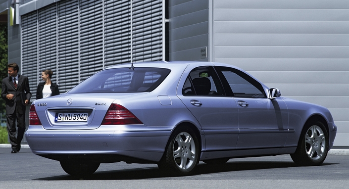 A l'arrière, la Mercedes Classe S W220 ne change pour ainsi dire pas lors de la mise à jour de 2002. Allez, les feux comportent des stries supplémentaires.