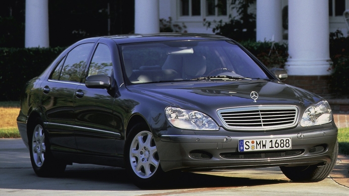 Lors de sa présentation à la rentrée 1998, la Mercedes Classe S W220 séduit par ses lignes fluides et élégantes. Digne héritière de la W126 ! Elle sera d'ailleurs la dernière oeuvre de Bruno Sacco.