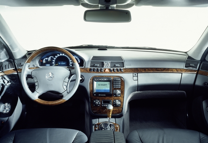 Avenant, le tableau de bord de la Mercedes S320 W220 regorge d'équipements mais sa finition n'est pas tout à fait digne de l'étoile.