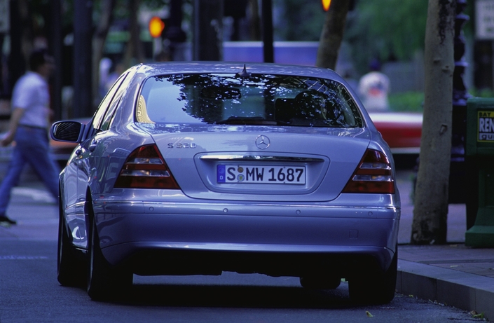 A l'arrière, la Mercedes S320 W220 modernise le thème des feux verticaux apparu sur la Classe C W202 en 1993.