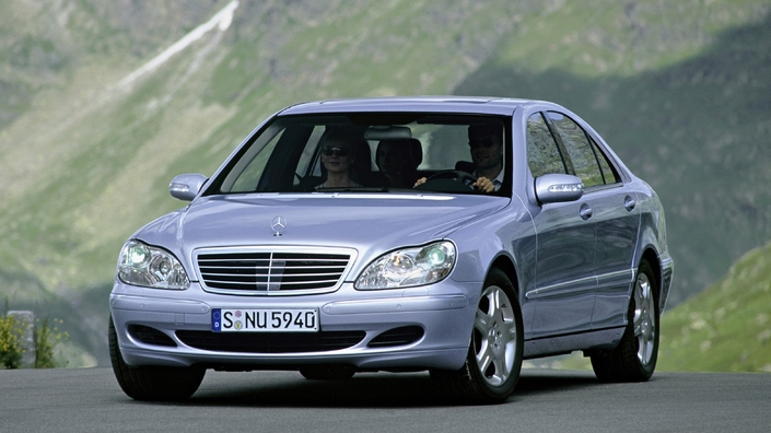 En 2002, la Mercedes S W220 bénéficie d'un léger restylage. A cette occasion, la S320 devient S350 en adoptant un V6 porté à 3,5 l