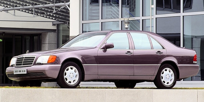 Excessive par son gabarit et hyper-technologique, la Mercedes Classe S W140 est aussi la dernière de la marque à avoir été conçue en faisant passer la qualité et l'ingénierie avant le prix de revient...