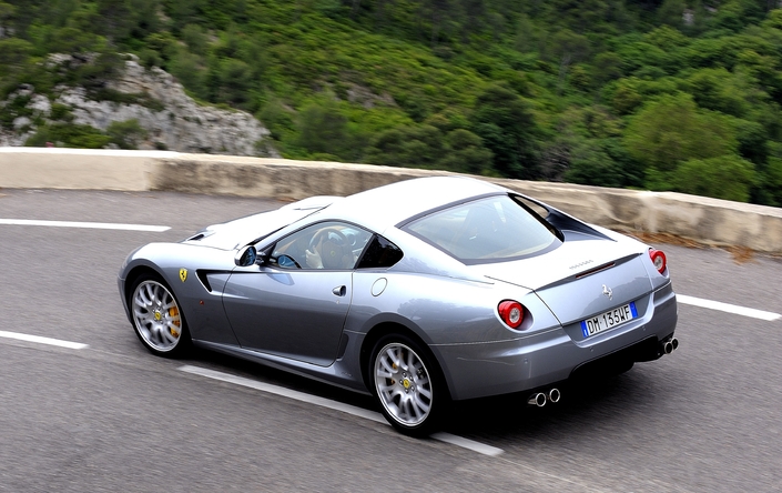 J'avoue être tombé amoureux de la Ferrari 599 GTB, aussi agréable sur autoroute que vive et maniable dans le sinueux. Belle à se damner, elle dispose aussi d'un fantastique V12 atmo. Bref, elle sait tout faire !