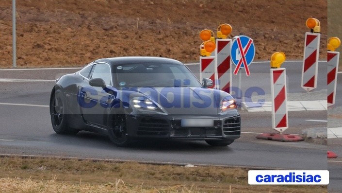 Cela fait très longtemps que les Porsche Cayman (photographié ici) et Boxster électriques se déplacent vêtues d’un camouflage. Si les essais ont traîné en longueur, ils s’achèveront bientôt.