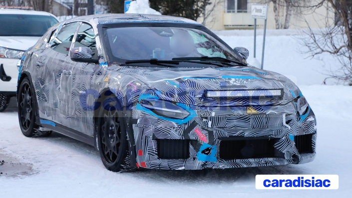 Après avoir investi dans la catégorie SUV avec la Ferrari Purosangue, la marque italienne se met à l’électrique avec une « GT » qui cache encore son design sous un épais camouflage.