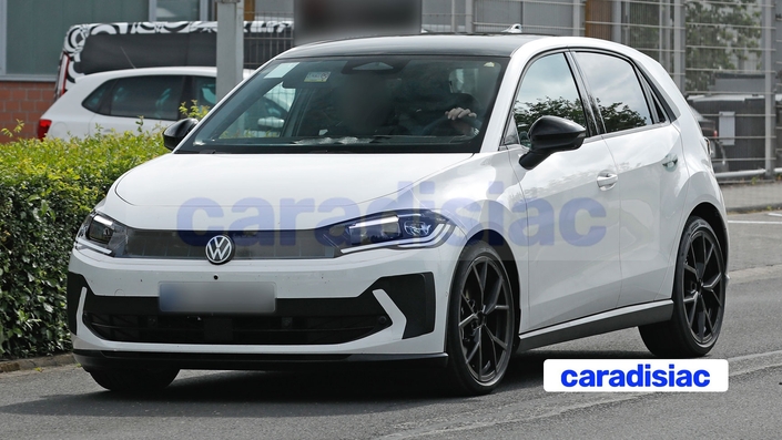 Lorsqu’elle est apparue devant l’objectif de nos chasseurs de scoop, on lui a donné le nom de Volkswagen ID.2, avant que Volkswagen indique qu’elle se nommera finalement ID.Polo.