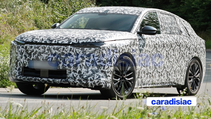 Plus familial que le SUV coupé DS N° 8 (qui devrait recevoir bientôt une motorisation hybride), le futur DS N° 7 existera avec des motorisations thermiques (hybridées) et du 100 % électrique.