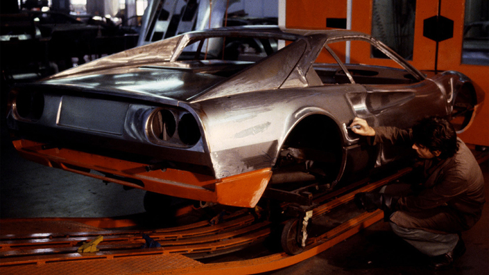 Mi-1977, la Ferrari 308 GTB passe à la fabrication en acier, ce qui se solde par une prise de poids d'une grosse vingtaine de kilos.