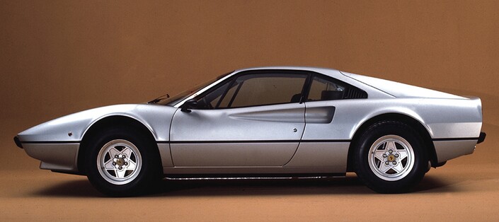 Jusqu'en 1977, la Ferrari 308 GTB taillera sa carrosserie dans de la fibre de verre (vetroresina en italien), ce que l'on remarque au raccord en haut des montants avant. Les ouvrants demeurent toutefois métalliques.