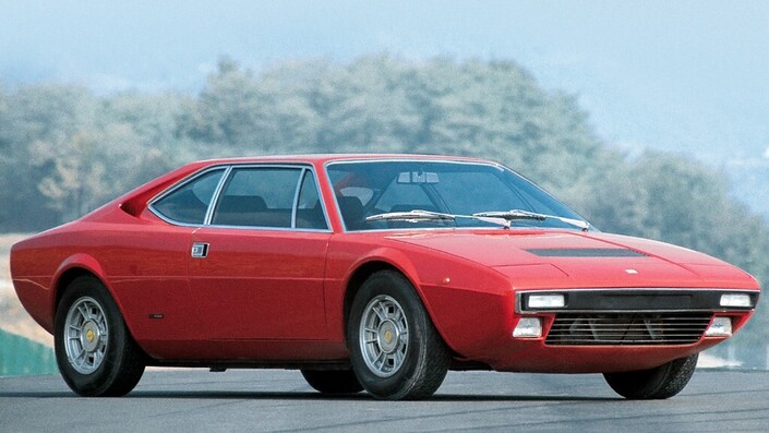Originale par son architecture (V8 central, 2+2 places) et joliment dessinée par Marcello Gandini chez Bertone, la Dino 308 GT4, lancée en 1973, ne se vend pourtant pas comme l'espérait Ferrari, précipitant le développement de la 308 GTB.