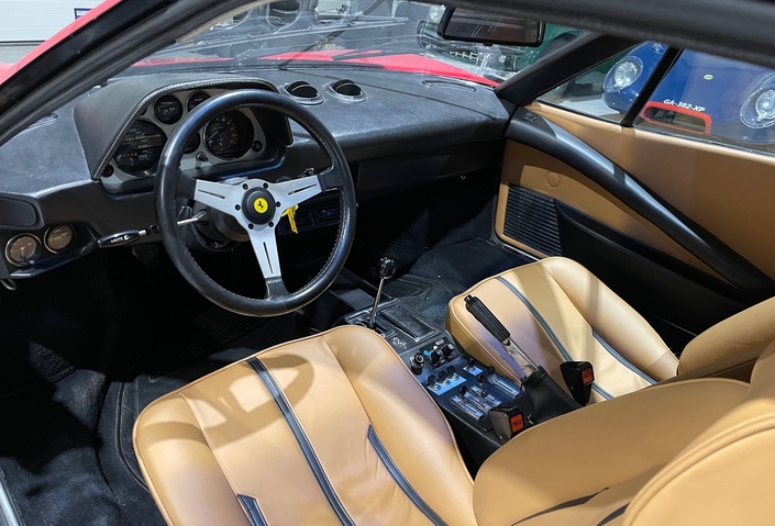 Surprise, le cockpit de la Ferrari 308 GTB se révèle logeable, pratique et correctement fabriqué. Certes, l'ergonomie prête à sourire, avec ces jauges déportées à gauche de la planche de bord et les commandes de clim en dehors du champ de vision.