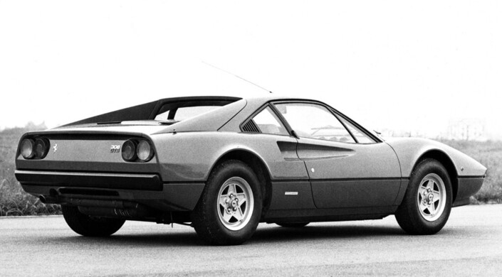 En passant à la fabrication acier, la Ferrari 308 GTB modifie légèrement ses feux arrière : les lampes de recul s'incrustent désormais dans les clignotants.