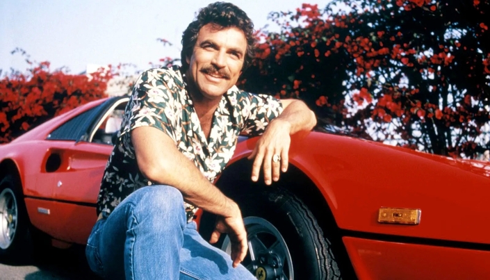 Evidemment, on ne peut pas parler de la Ferrari 308 GTS sans évoquer un détective moustachu arborant une chemise à fleurs : Magnum. La série, diffusée dès 1980, fera beaucoup pour la Ferrari... qui fera beaucoup pour la série.