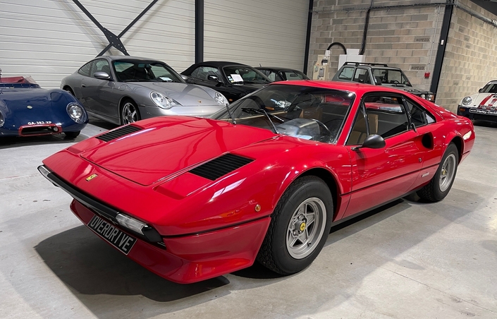 Votre serviteur a pu tester cette superbe Ferrari 308 GTB acier de 1979, fournie par le garage Overdrive, à Venelles. Le spoiler avant agrandi était une option d'époque, mais les grilles de capot noires étaient rouges à l'origine;