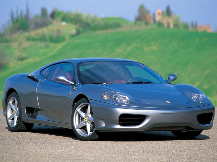 Si la Ferrari 360 Modena paraît plus élégante qu'agressive, ne vous y trompez pas : il s'agit d'une authentique voiture de sport, performante et viscérale. Apparue en 1999, elle inaugure la fabrication tout alu chez les Ferrari de route.