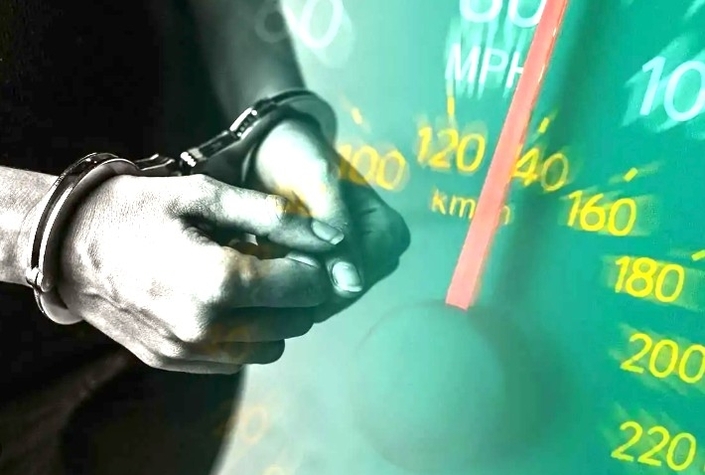 À +50 km/h, la France sort le carton rouge : prison, casier judiciaire… et l’Europe en miroir