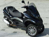 Piaggio MP3 : à mi chemin entre la voiture et le scooter
