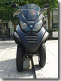 Piaggio MP3 : à mi chemin entre la voiture et le scooter