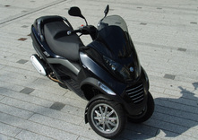 Piaggio MP3 : à mi chemin entre la voiture et le scooter