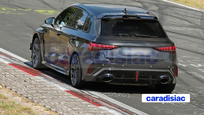 Extracteur d’air imposant, becquet retravaillé, lame proéminente à l’avant, petits déflecteurs sur les bords du bouclier, bas de caisse nervuré, l’Audi RS3 GT soigne son style et son profil aérodynamique. Le système de freinage est également imposant et s’équipe de beaux étriers bleus.