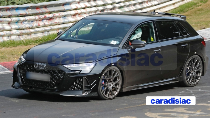 Poussée dans ces derniers retranchements, la future Audi RS3 GT avale sans complexe les courbes du Nürburgring. Menée de main de maître par un essayeur de la marque d’Ingolstadt, l’Audi RS3 GT souffre, mais ne dévie pas de sa trajectoire.