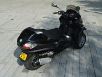 Piaggio MP3 : à mi chemin entre la voiture et le scooter 