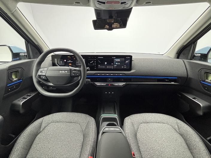 La planche de bord est commune avec celle de l'EV4 par exemple. Elle se distingue par trois écrans : deux de 12,3 pouces (instrumentation et multimédia) et un de 5,5 pouces entre les deux pour la climatisation.