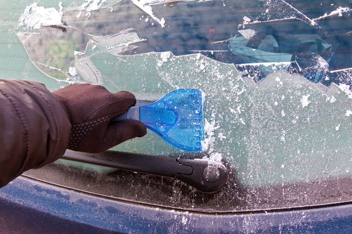 Neige et gel : l'astuce magique pour dégivrer votre pare-brise en 30 secondes (sans eau chaude)