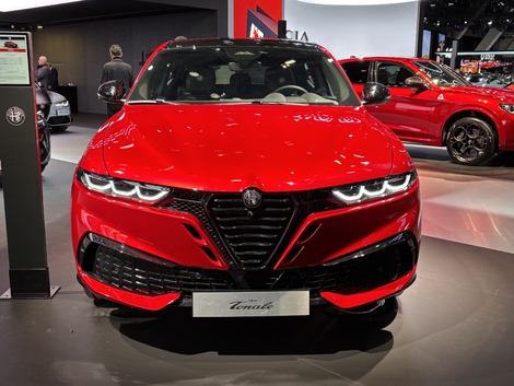 La principale évolution concerne le déplacement de la plaque d’immatriculation eu centre.