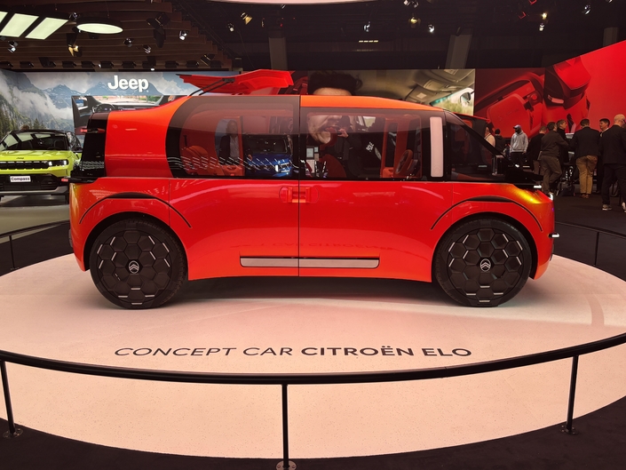 Long de 4,10 m, ce concept est un mélange d’utilitaire et de van.