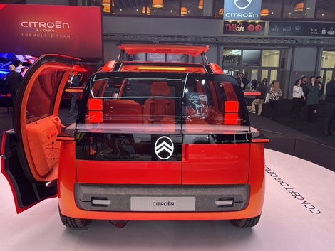 Le positionnement des portes arrière et la présence d’un giraphon.