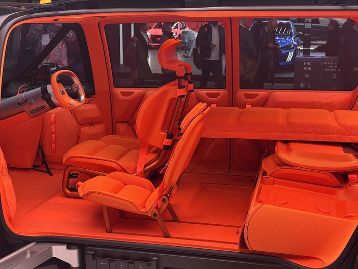 Le loisir et notamment le camping est l’un des éléments de ce concept, car l’assise des sièges arrière peut se transformer en siège extérieur.