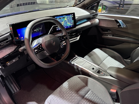 La planche de bord présente bien. L'écran multimédia s'offre le performant système multimédia Google.